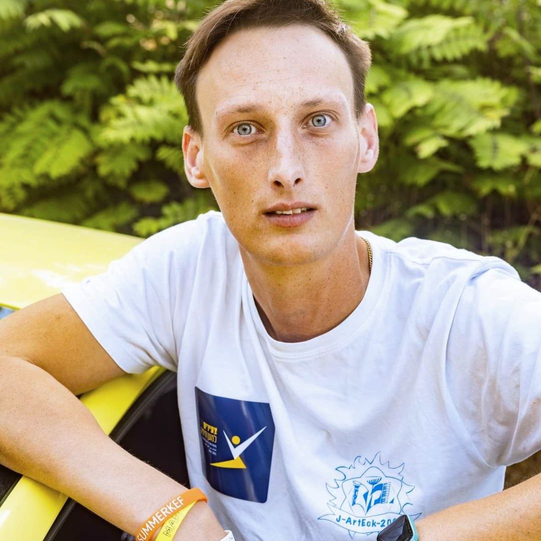 Итай Вельц — хозяин и водитель той самой маленькой жёлтой машинки