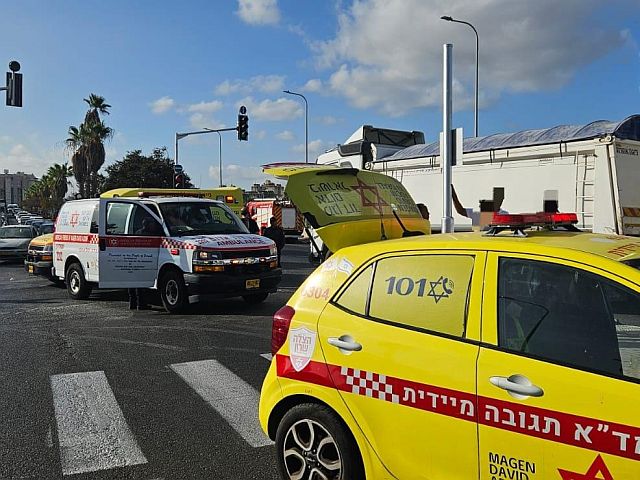 В Хадере грузовик сбил мужчину, пострадавший в тяжелом состоянии