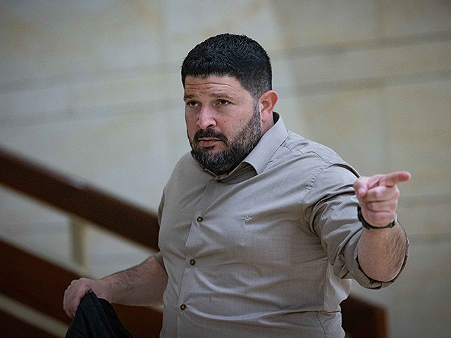 Замминистра Альмог Коэн: «Став депутатом, я живу с банковским минусом»