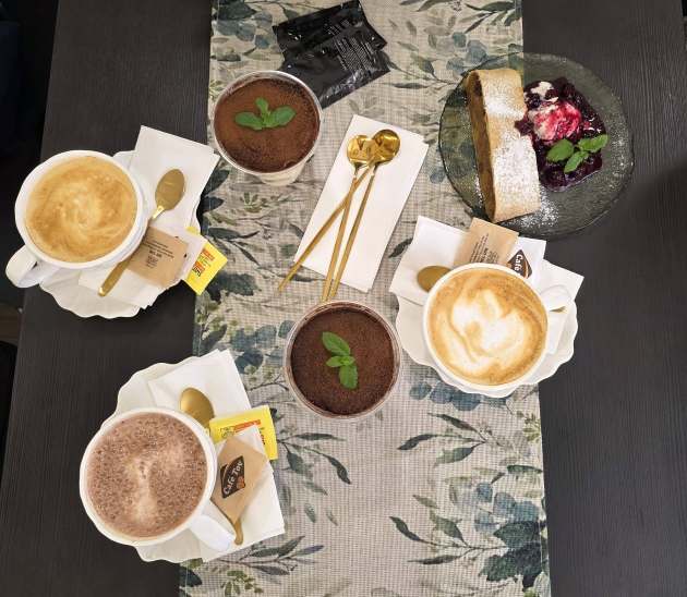 Хайфское кафе Lumiere Cafe продолжает удивлять. Кофе, штрудель и… вязаная клубничка?
