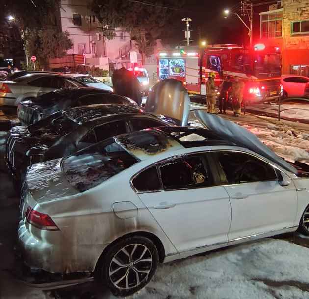 Ночной пожар на Адаре: сгорели три автомобиля рядом с жилым зданием